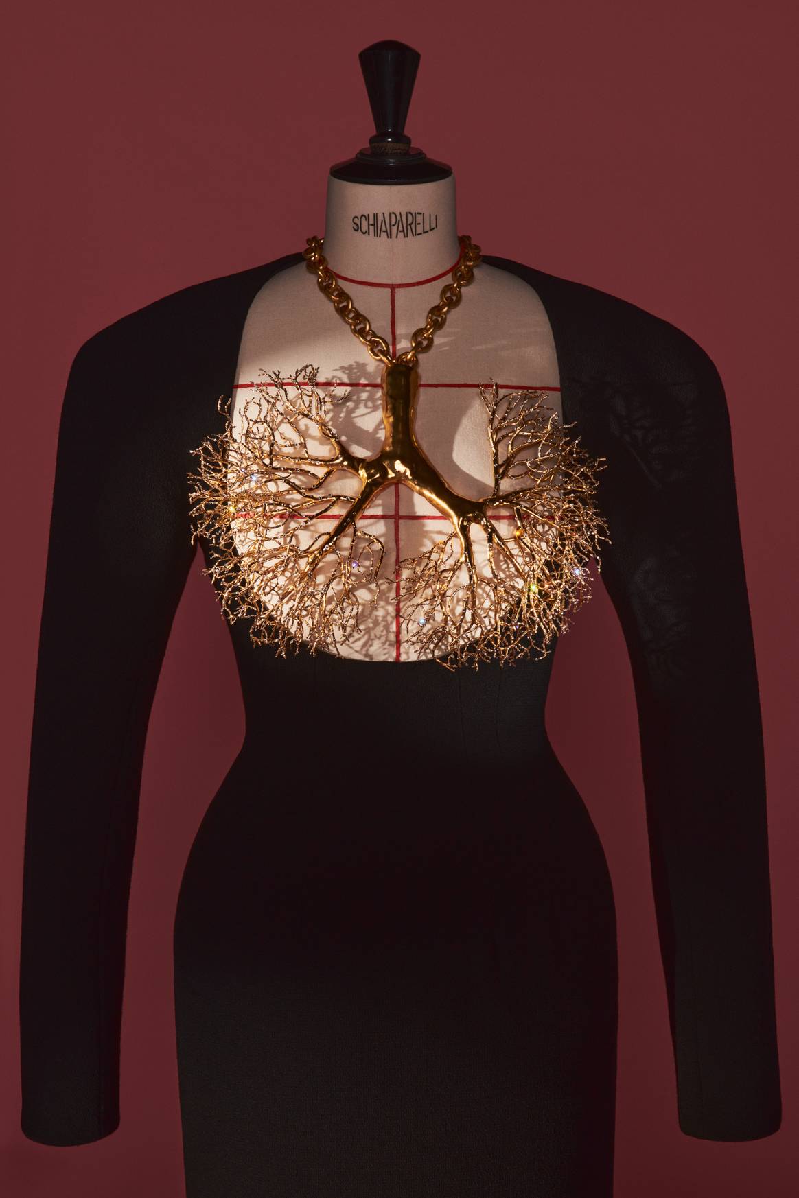 Schiaparelli by Daniel Roseberry: Langes Etuikleid from the Matador Couture collection Haute Couture Herbst/Winter 2021/2022