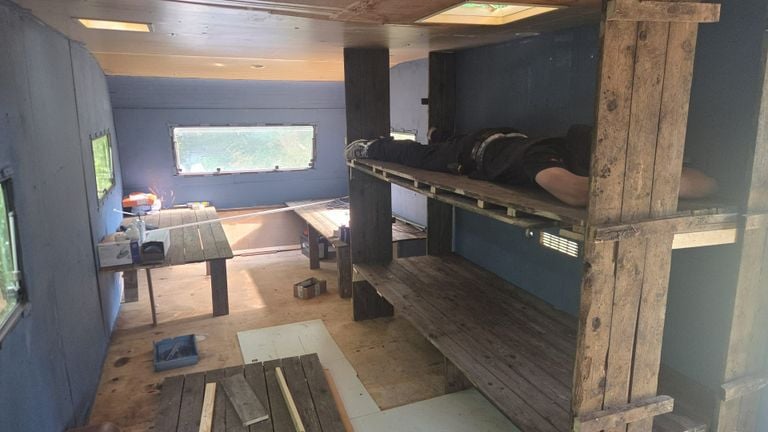 The 'luxury' sleeping places of the group of friends under construction (photo: Stijn Genendt).