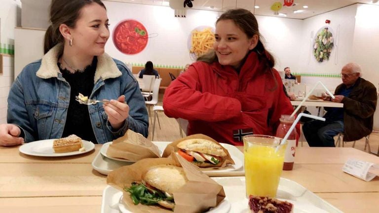 Floor (left) with one of her friends (photo: private).