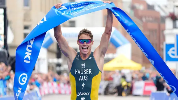 Matthew Hauser (from) wins in Hamburg