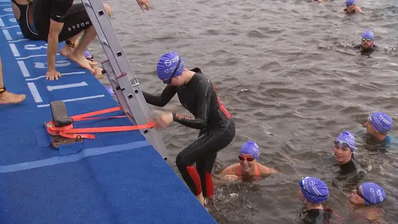 Floating in triathlon leave the water over a staircase.