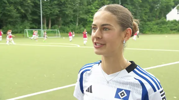 Leni Eggert in the HSV jersey in an interview.