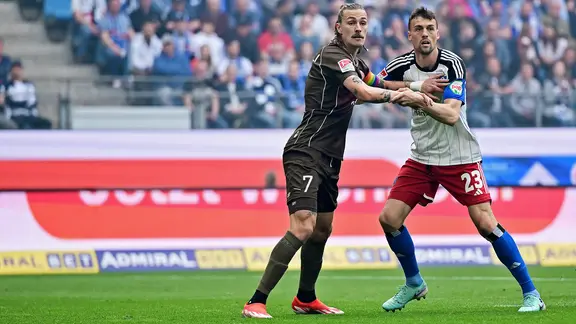 Hamburg's Jonas Meffert (right) in a duel with St. Paulis Jackson Irvine