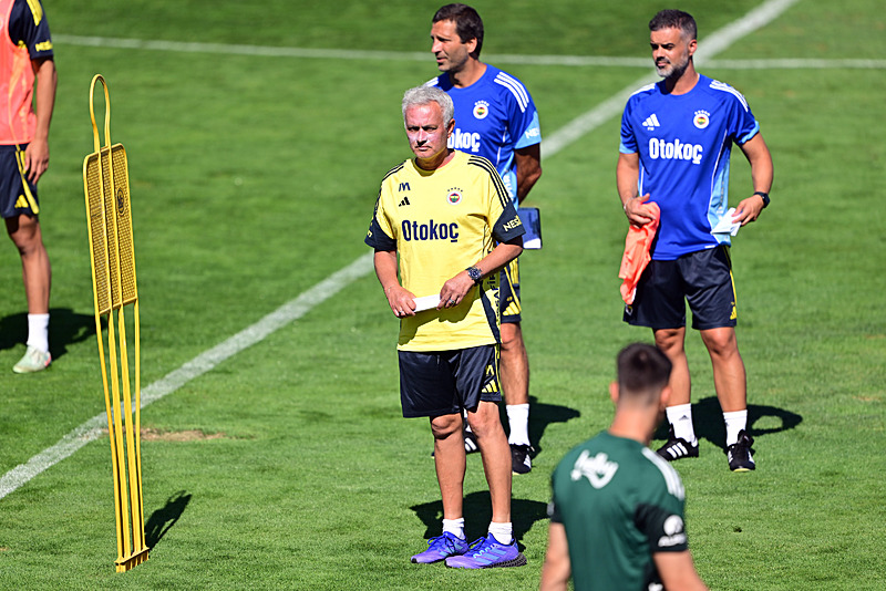 Transfer News: Fenerbahce surprise goalkeeper move!