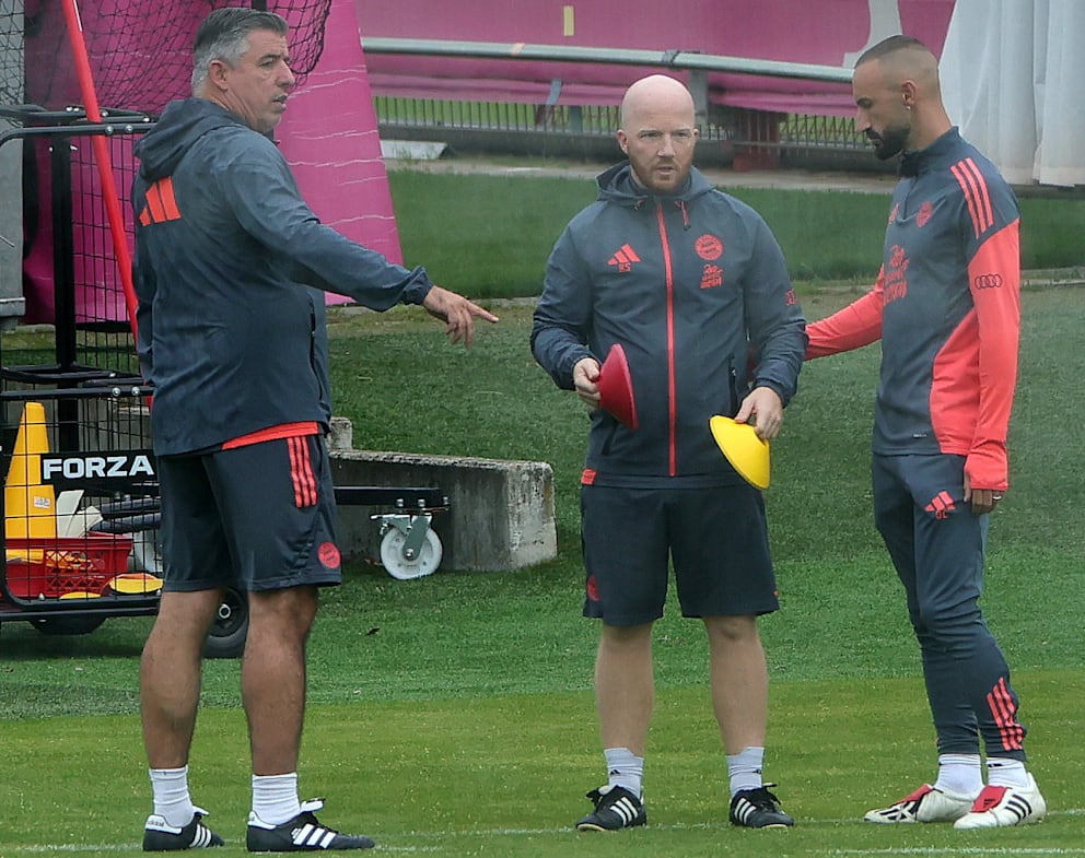 Roy Makaay (von links), Raphael Sonnweber und Diego Contento auf dem Trainingsgelände an der Säbener Straße