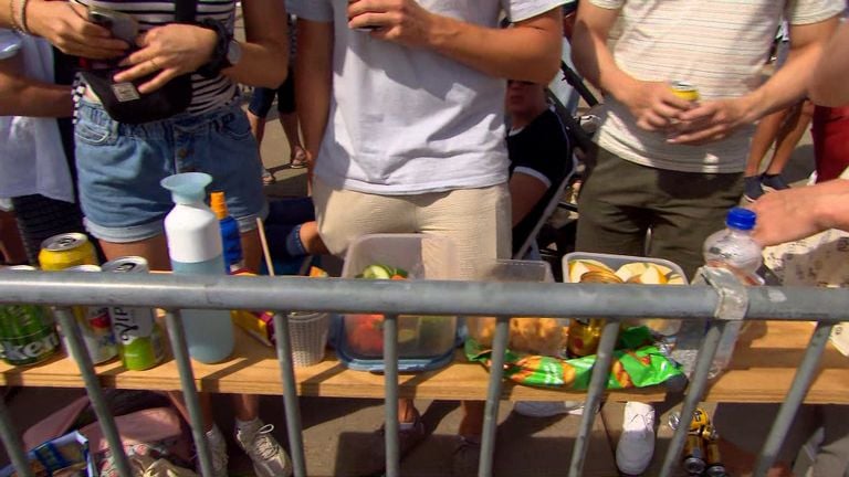 The group of boys is ready with snacks (photo: Omroep Brabant).