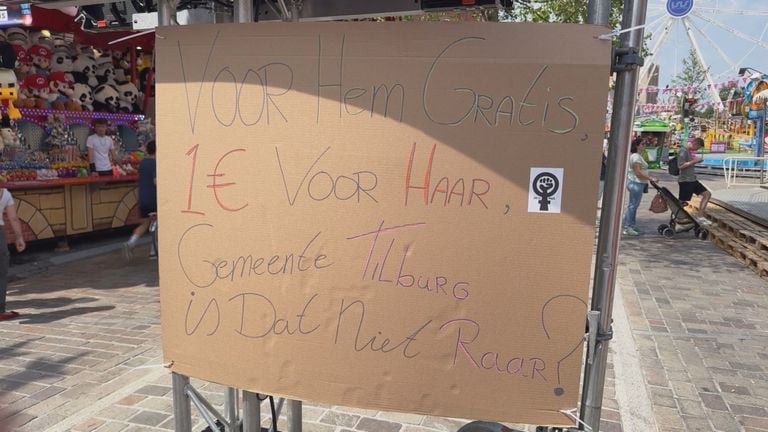 The Dolle Mina's hang posters against puddle discrimination (photo: Omroep Brabant).
