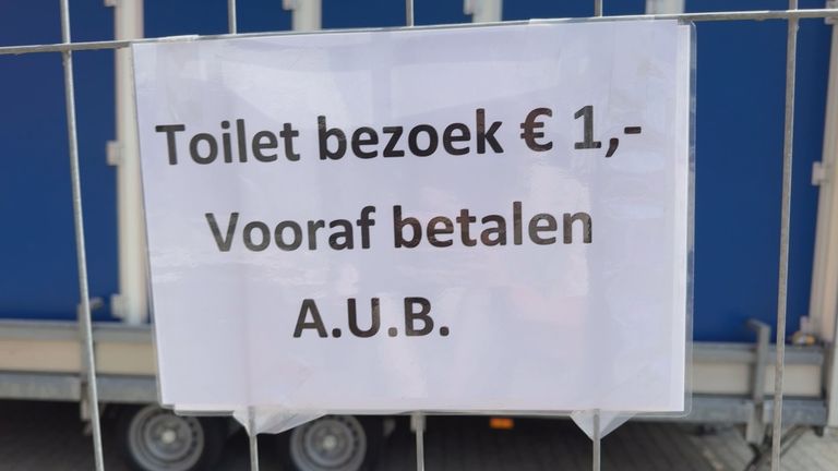 Women pay a euro to pee at the toilet buildings (photo: Omroep Brabant).