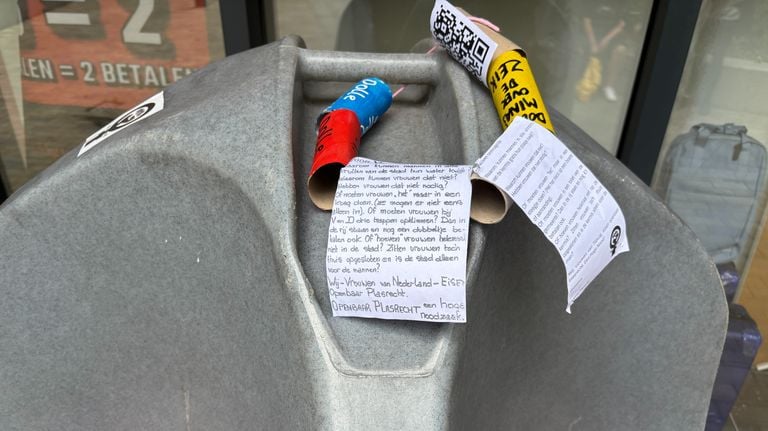 The Dolle Mina's hang notes to create awareness (photo: Omroep Brabant).