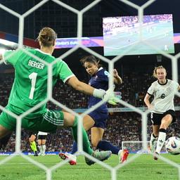 France's Delphine Cascarino (2nd VR) hits Germany, but the goal is revoked due to offside.