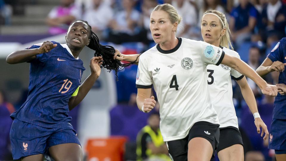 Germany's Kathrin Hendrich (right) pulls the Frenchwoman Griedge Mbock Bathy on the braid and then sees the red card.