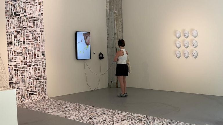 A visitor looks at the digital work of Zari (photo: Loïs Verkooijen). 