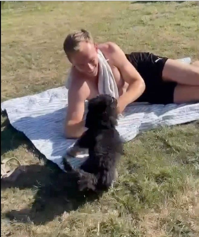 Mathias Gidsel spielt mit seinem Hund Hermann im Garten