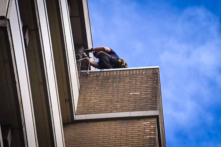 A DSI agent climbs at the gallery (photo: Heitink news agency).