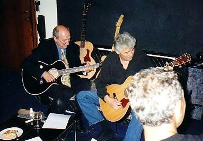Peter Koelewijn with George Kooymans during the recording of the song Het Heilig Vuur in 1992 (photo: Peter Koelewijn).