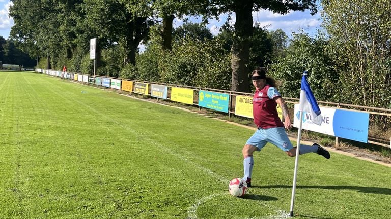Steve Harris takes a corner (photo: Lobke Kapteijns).  