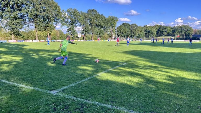 Wout kicks off the ball (photo Lobke Kapteijns). 