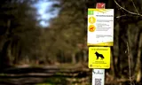 Staatsbosbeheer and Utrecht Landscape have placed new signs. The signs indicate that there is a leash obligation for dogs because they are entering a wolven leef area. 