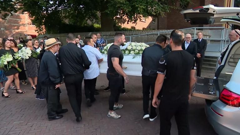 The family is waiting for Joeweela at the church (image: L1).