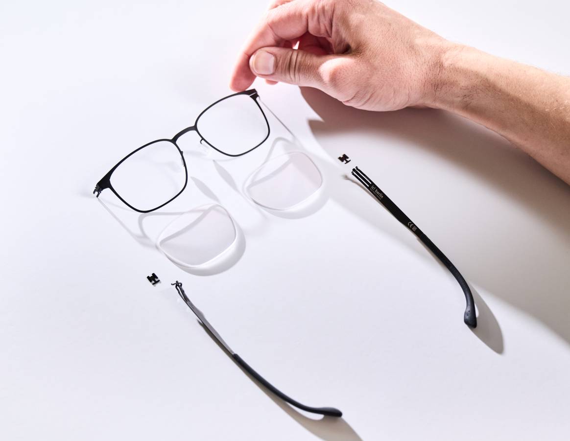 The patented plug -in system enables carriers: to combine the inside, frame and temple - depending on the outfit.