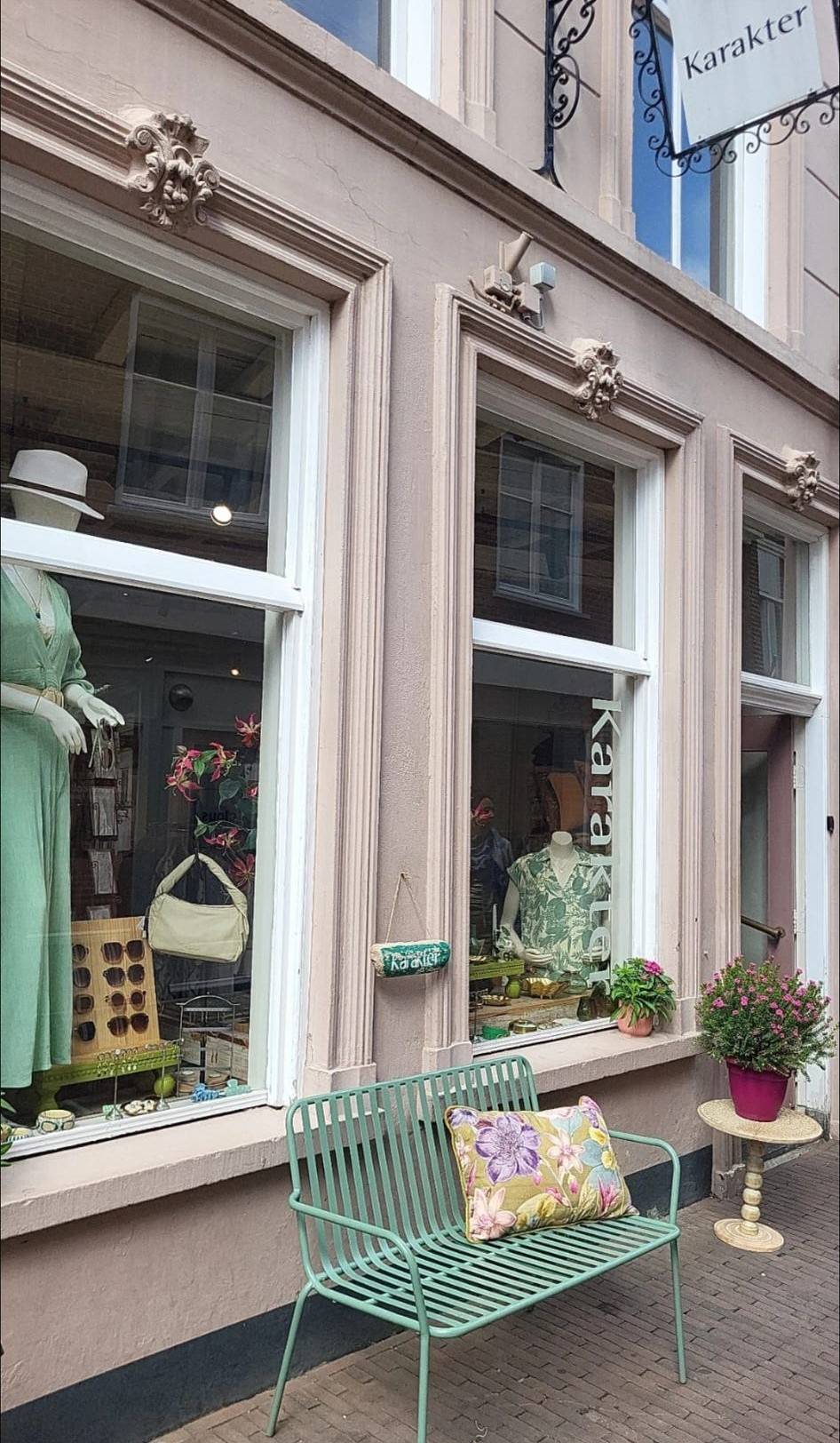 With its raspberry -colored facade, the concept store immediately catches the eye. Inside you will find a colorful mix of clothing, jewelry, accessories and residential articles, mostly fairly traded. With its raspberry -colored facade, the concept store immediately catches the eye. Inside you will find a colorful mix of clothing, jewelry, accessories and residential articles, mostly fairly traded.