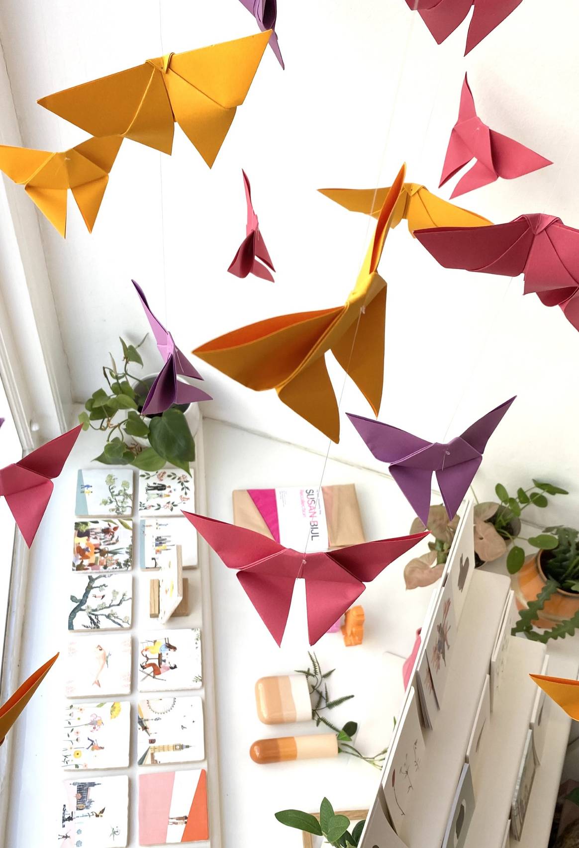 From a heart -shaped installation to seasonal colors: the carefully folded origamis in the OAK shop window have become the visual trademark of the boutique. From a heart -shaped installation to seasonal colors: the carefully folded origamis in the OAK shop window have become the visual trademark of the boutique.