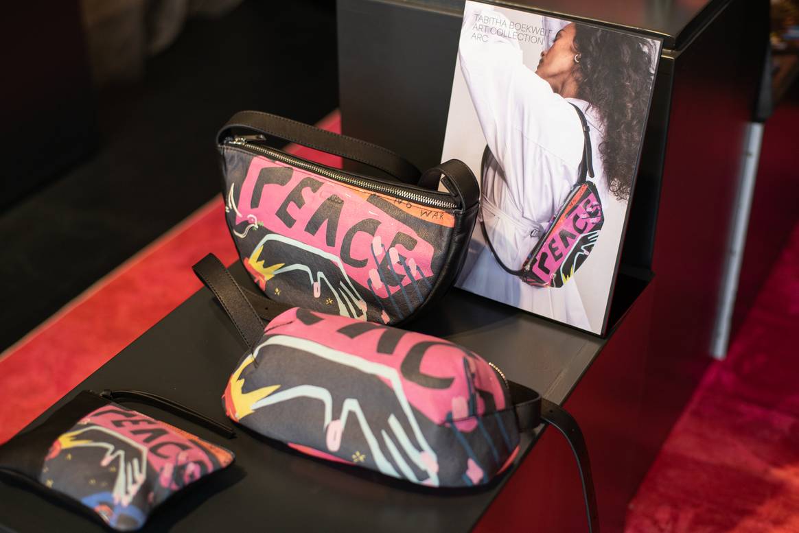 Expressive lines and bright colors: The hand of the artist Tabitha Boekweit is unmistakable in these unique bags from Revusd. Each piece is numbered and available in limited edition. Expressive lines and bright colors: The hand of the artist Tabitha Boekweit is unmistakable in these unique bags from Revusd. Each piece is numbered and available in limited edition.
