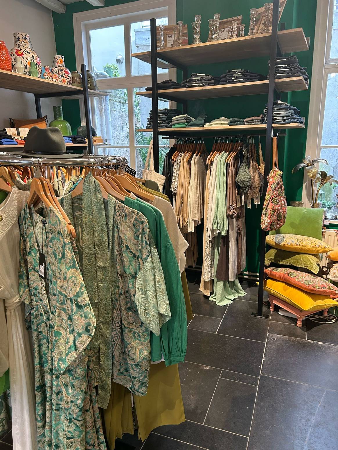 A colorful mixture of clothing, home accessories and unique gifts at caracter. Everything in the shop is carefully selected, from handmade ornamental pillows to sustainable fashion. A colorful mixture of clothing, home accessories and unique gifts at caracter. Everything in the shop is carefully selected, from handmade ornamental pillows to sustainable fashion.