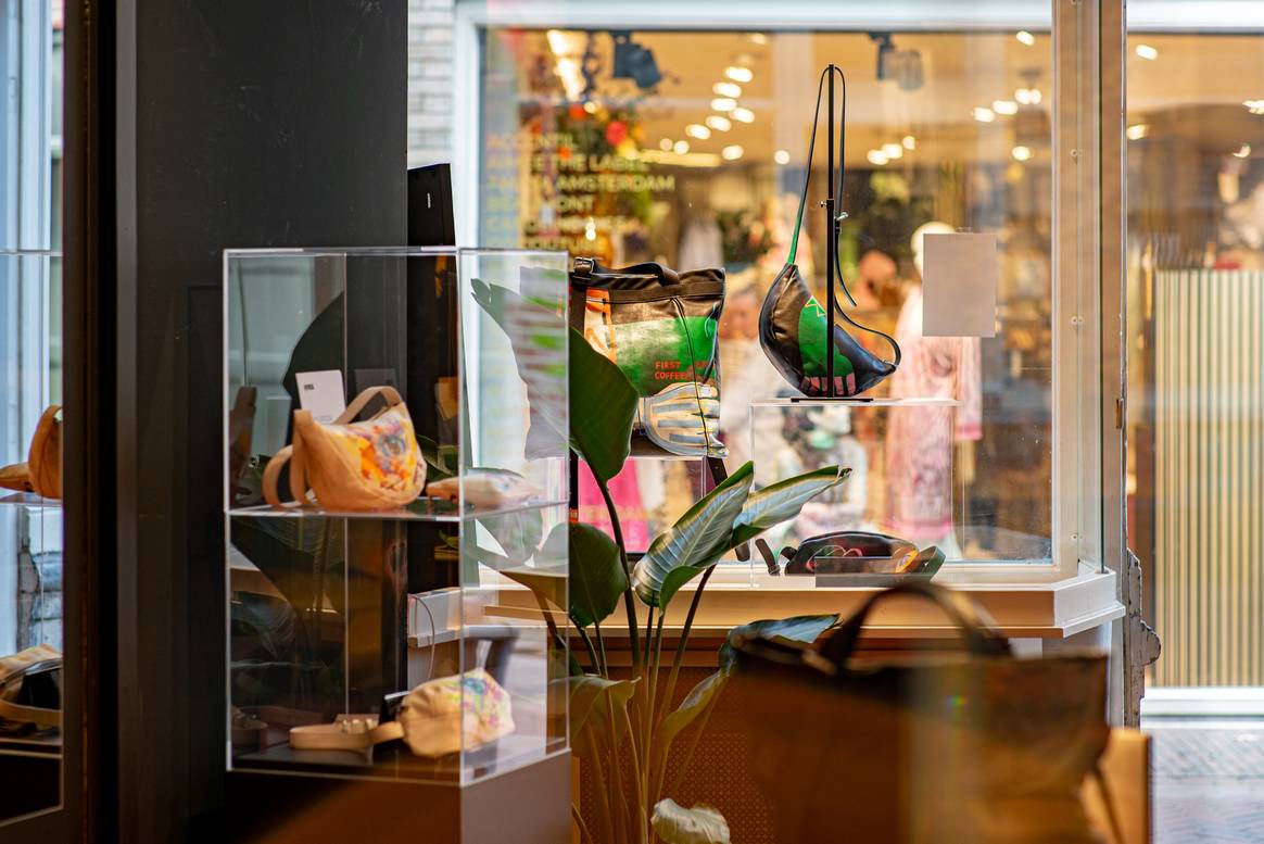 In the newcomer Revusd, the bags are the canvas. Art, craft and fashion combine here in limited designs. In the newcomer Revusd, the bags are the canvas. Art, craft and fashion combine here in limited designs.