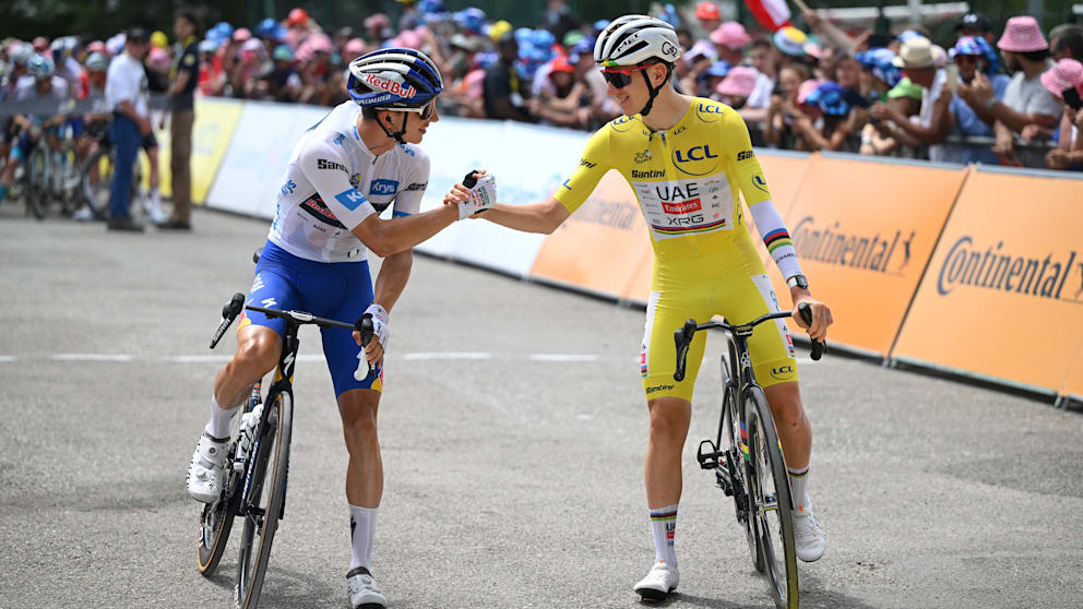 Florian Lipowitz (l.) vor dem Start in Albertville mit Spitzenreiter Tadej Pogacar