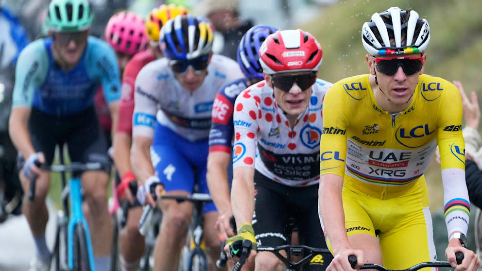 Lipowitz (4.v.r.) kann dem Führungs-Duo aus Tadej Pogacar (r.) und Jonas Vingegaard (2.v.r.) bis zum Ziel-Sprint folgen