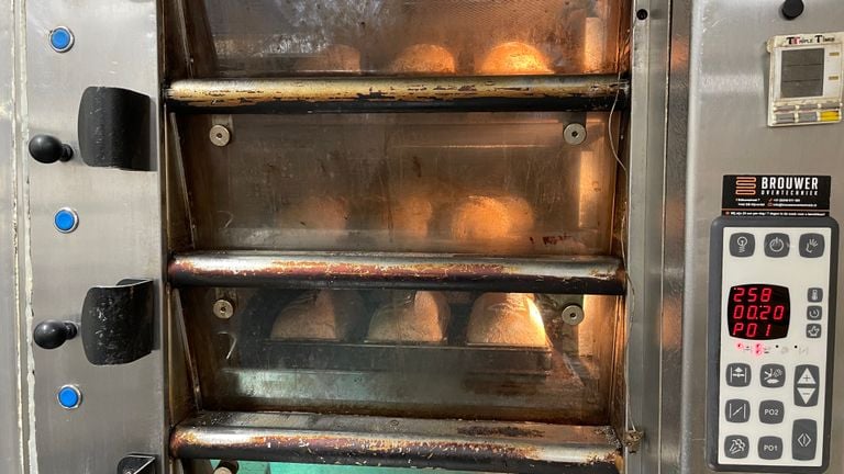 Bread in the oven (photo: René van Hoof) 
