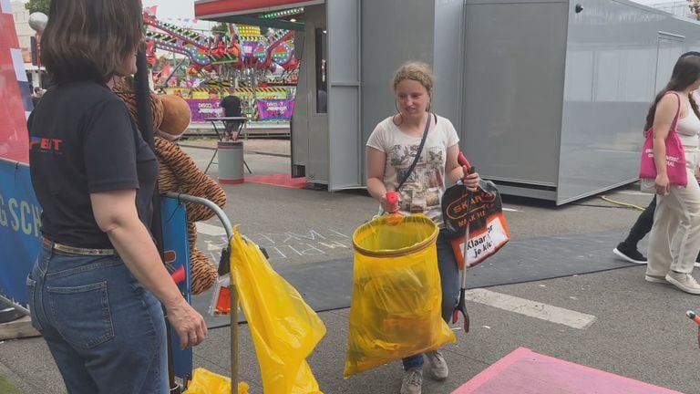 Inge has collected a full bag of waste (photo: Thijs den Ouden).