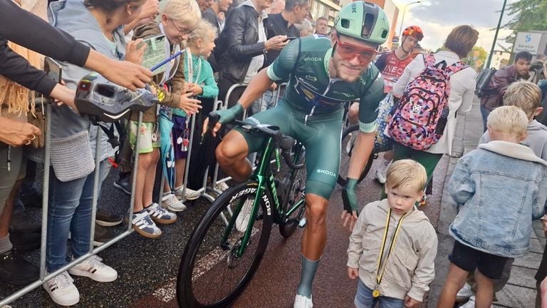 And Jonathan Milan also takes time to take a picture with the (youngest) fans (photo: Leon Voskamp).