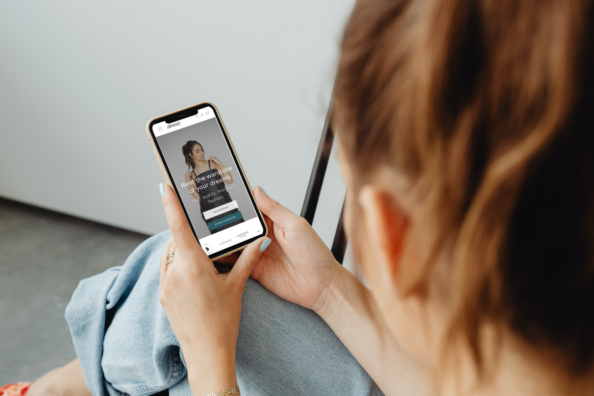 De website van dressr te zien op een telepho.