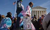 Demonstrants are protesting outside the Supreme Court against a law in Tennessee that prohibits hormone treatments to Trans children. Photo Jacquelyn Martin / AP  
