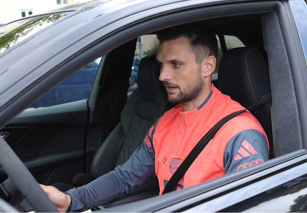 Sven Ulreich am Steuer seines Dienstwagens