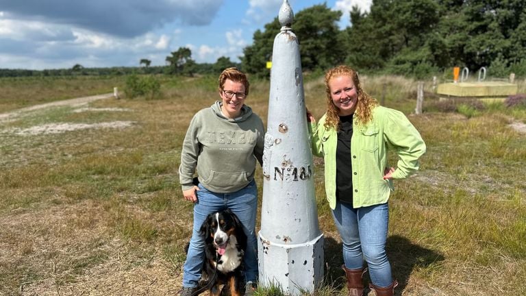Maud and Sofie at the border post in Bergeijk (photo: Floortje Steigenga).