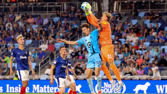 Kiel's goalkeeper Jonas Krumrey catches a ball in front of an opponent. | Picture alliance / zumapress.com | Michael Turner Kiel's goalkeeper Jonas Krumrey catches a ball in front of an opponent.