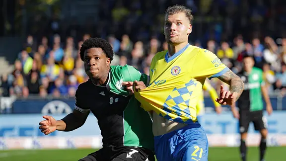 Kevin Ehlers (right) of Eintracht Braunschweig in a duel with Hanover's Jessic Ngankam | Imago/Susanne Hübner, Susanne Hübner Kevin Ehlers (right) of Eintracht Braunschweig in a duel with Hanover Jessic Ngankam