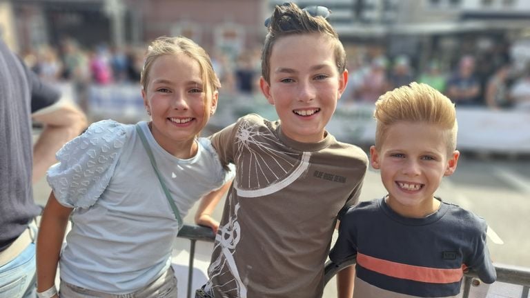 Fenne and her brother Dex from Steenbergen and bicycle friend Liam from Hoeven (photo: Leon Voskamp).