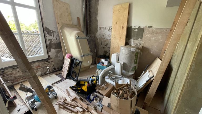 The bathroom is not yet ready for a fresh splash in the bath (photo: Raymond Merkx).