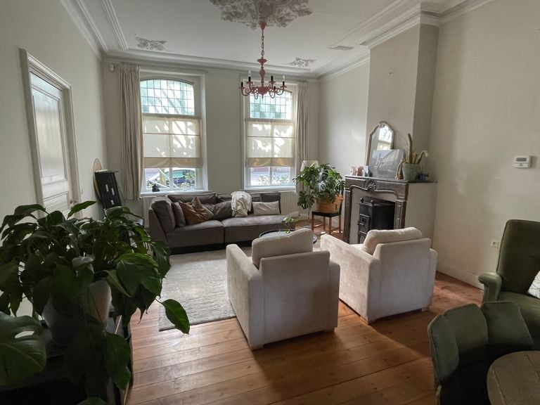 The living room has plenty of character (photo: Raymond Merkx).