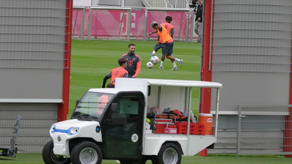 Nach den 15 offenen Minuten für Medien machte Kompany den Sichtschutz größtenteils zu – hinter den Markisen machte Luis Díaz Torschuss-Training