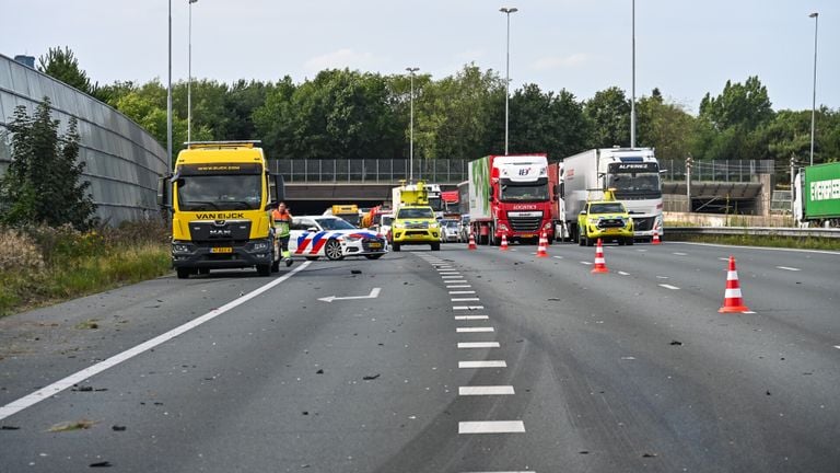 Traffic stopped on the site of the accident (photo: Tom van der Put / press agency Heitink).