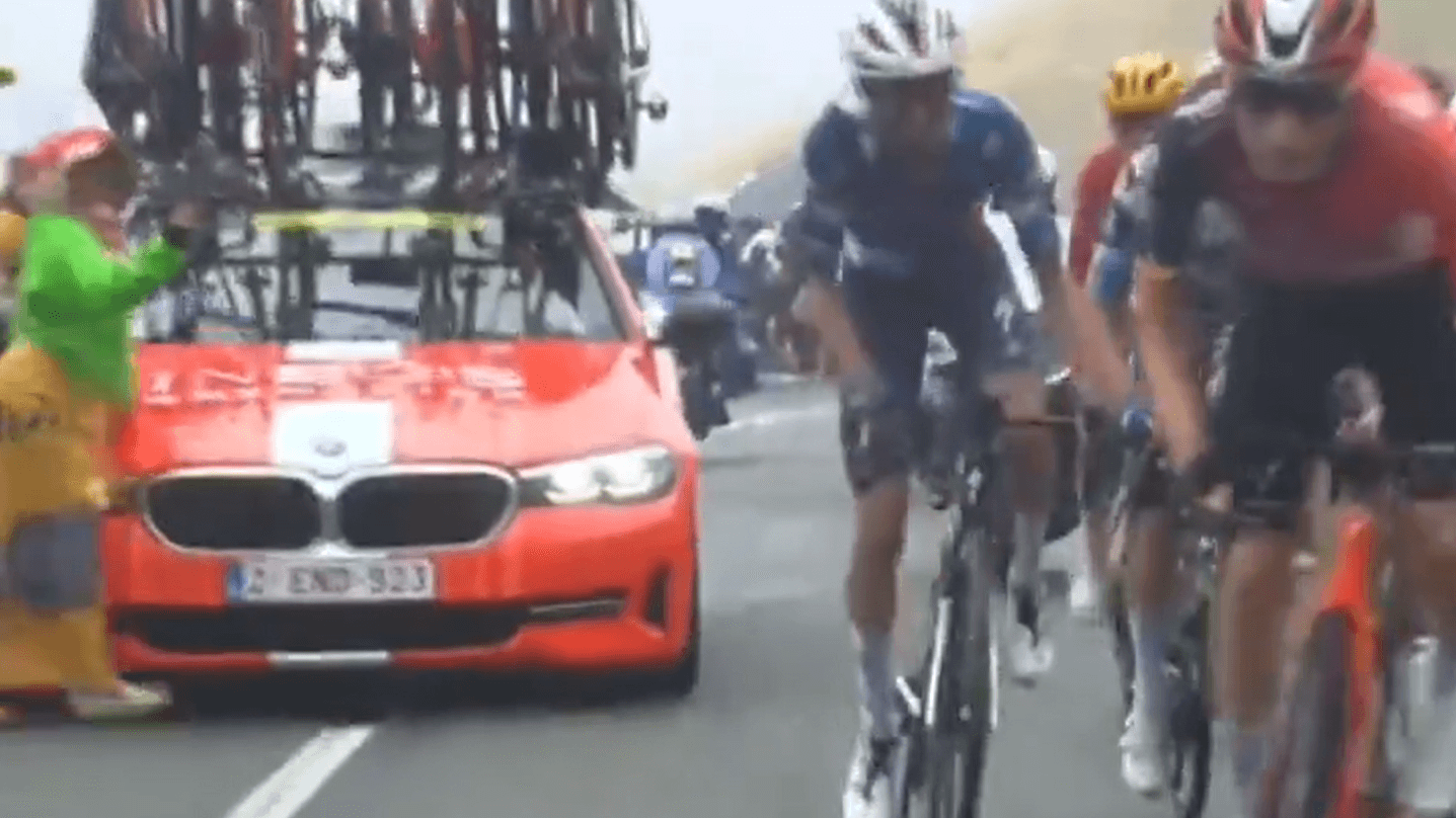 Fat -hand moment: The red accompanying vehicle from the Ineos team (left) is on the roadside.