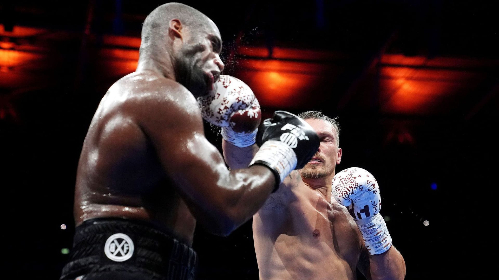 Alexander Usyk (right) hits Daniel Dubois on his face: The fight of the two heavyweight ended with a decision in the fifth round.