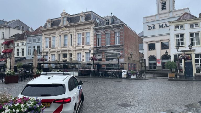 The residence is to the left of the building where the fire broke out (photo: René van Hoof).