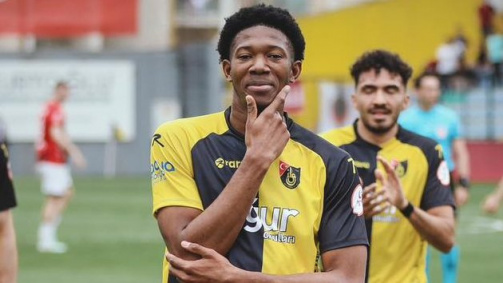 Gaoussou Diarra cheered a goal for Istanbulsspor Gaoussou Diarra cheered a goal for Istanbulsspor