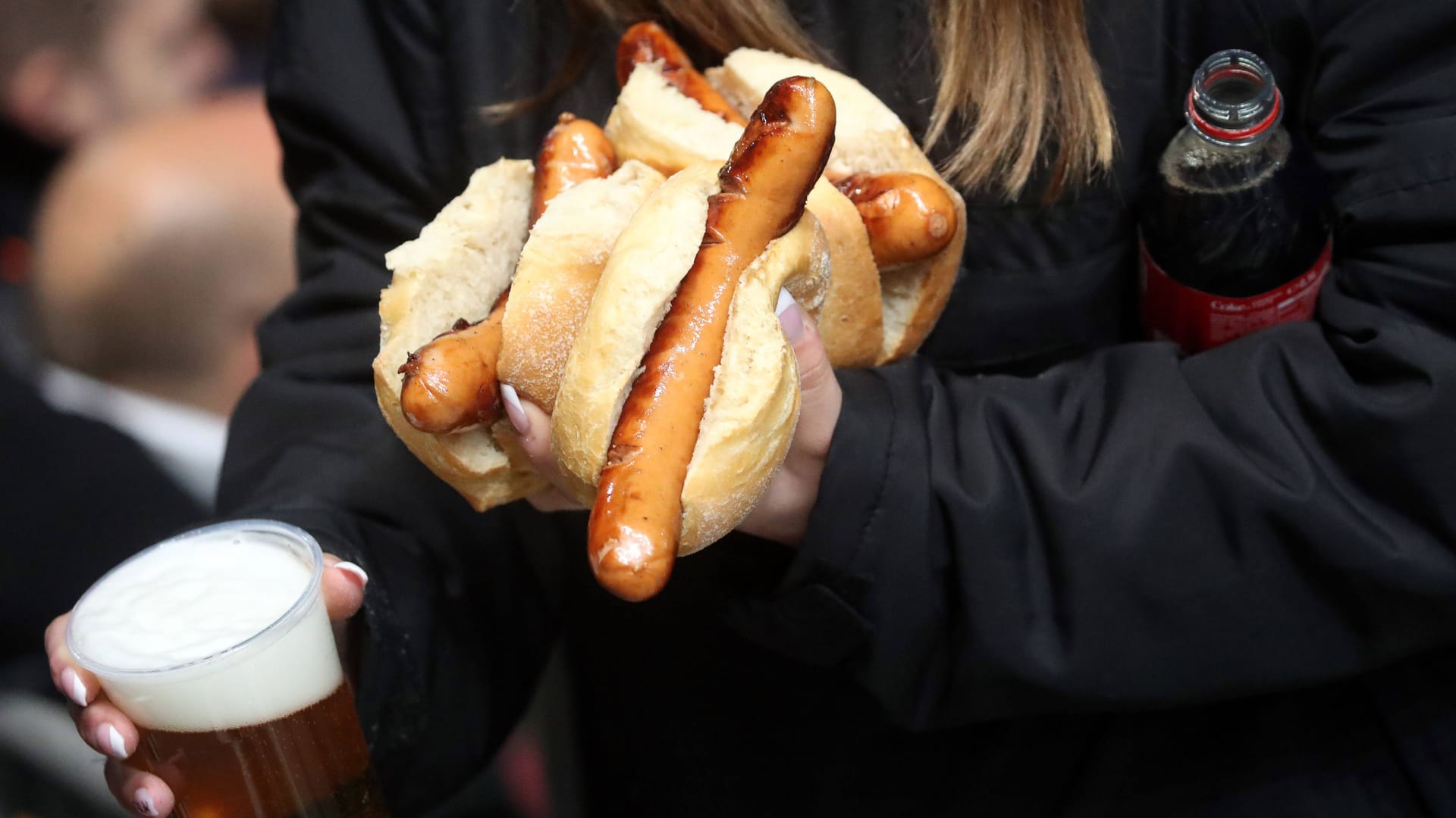 Beer and sausage in the stadium: The prices have increased in Hanover.